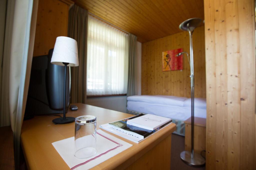 Sonnegg Hotel Zweisimmen Oda fotoğraf